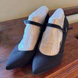 Life Stride Black Fabric Pointed-Toe Mary Jane Pumps in like new condition